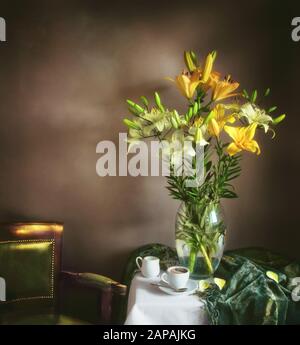 Eine Tasse Kaffee mit Milch und ein wunderschöner Blumenstrauß Lilienstrauß auf dem Tisch. Stockfoto