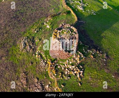 Ein Luftbild von Nuraghe Burghidu, Nordsardinien, Italien Stockfoto