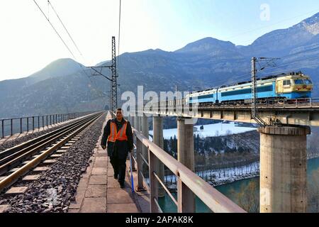 Taiyuan. Januar 2020. Der Eisenbahnarbeiter Li Sanbao patrouilliert auf dem Taiyuan-Abschnitt der Taiyuan-Xingxian Railway in der nordchinesischen Provinz Shanxi am 21. Januar 2020. In einer abgelegenen Bergregion sind Li und seine Arbeitskollegen für die Patrouillenkontrolle auf einem 8 km langen Eisenbahnabschnitt der Taiyuan-Xingxian Railway verantwortlich. Credit: Cao Yang/Xinhua/Alamy Live News Stockfoto