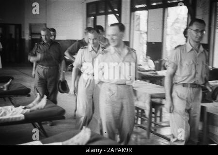 Besuchen Sie General Kruls in Medan und Padang Beschreibung: Besuch in Medan. General Kruls während einer Tour in einem Militärkrankenhaus Datum: Mai 1947 Ort: Indonesien, Medan, Niederländische Ostindien, Sumatra persönlicher Name: Kruls, H.J. Stockfoto