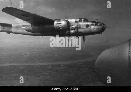 Inspektionstour General H.J. Curls Through Indonesia Beschreibung: [B-25 Mitchell Bomber gesehen vom Mitchell Bomber mit dem General Kruls fliegt] Anmerkung: Registrierungsnummer N 5-221 Datum: Mai 1947 Ort: Indonesien, Niederländische Ostinseln Stockfoto