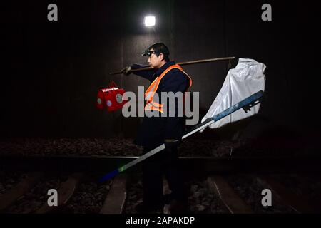 Taiyuan. Januar 2020. Der Eisenbahnarbeiter Li Sanbao bringt Einkäufe des Frühlingsfestes in seinen Schlafsaal in einem Eisenbahntunnel des Abschnitts Taiyuan der Taiyuan-Xingxian Railway in der nordchinesischen Provinz Shanxi vom 21. Januar 2020. In einer abgelegenen Bergregion sind Li und seine Arbeitskollegen für die Patrouillenkontrolle auf einem 8 km langen Eisenbahnabschnitt der Taiyuan-Xingxian Railway verantwortlich. Credit: Cao Yang/Xinhua/Alamy Live News Stockfoto