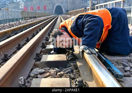 Taiyuan. Januar 2020. Der Eisenbahnarbeiter Li Sanbao kontrolliert eine Eisenbahn auf dem Taiyuan-Abschnitt der Taiyuan-Xingxian Railway in der nordchinesischen Provinz Shanxi, 21. Januar 2020. In einer abgelegenen Bergregion sind Li und seine Arbeitskollegen für die Patrouillenkontrolle auf einem 8 km langen Eisenbahnabschnitt der Taiyuan-Xingxian Railway verantwortlich. Credit: Cao Yang/Xinhua/Alamy Live News Stockfoto