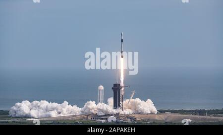 Kennedy Space Center, Vereinigte Staaten. Januar 2020. Am 19. Januar 2020 führte SpaceX einen Bordtest der Fluchtfähigkeiten Von Crew Dragon aus Dem Startkomplex 39A (LC-39A) im Kennedy Space Center der NASA in Florida durch. Dieser Test, bei dem keine NASA-Astronauten an Bord der Raumfähre sind, zeigte, dass Die Crew Dragon in der Lage ist, die Besatzung bei einem unwahrscheinlichen Notfall beim Aufstieg zuverlässig in Sicherheit zu bringen. Foto von SpaceX/UPI Credit: UPI/Alamy Live News Stockfoto