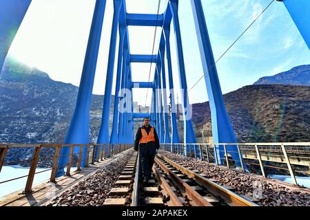Taiyuan. Januar 2020. Der Eisenbahnarbeiter Li Sanbao patrouilliert auf dem Taiyuan-Abschnitt der Taiyuan-Xingxian Railway in der nordchinesischen Provinz Shanxi am 21. Januar 2020. In einer abgelegenen Bergregion sind Li und seine Arbeitskollegen für die Patrouillenkontrolle auf einem 8 km langen Eisenbahnabschnitt der Taiyuan-Xingxian Railway verantwortlich. Credit: Cao Yang/Xinhua/Alamy Live News Stockfoto