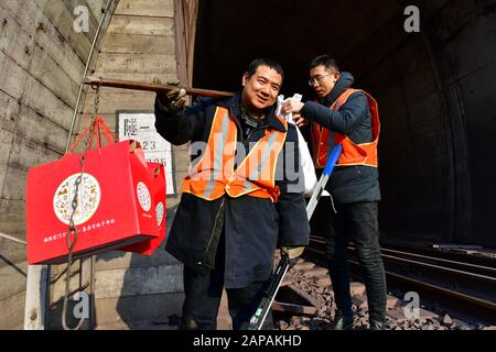 Taiyuan. Januar 2020. Der Eisenbahnarbeiter Li Sanbao (L) kauft auf dem Abschnitt Taiyuan der Taiyuan-Xingxian Railway in der nordchinesischen Provinz Shanxi, 21. Januar 2020. In einer abgelegenen Bergregion sind Li und seine Arbeitskollegen für die Patrouillenkontrolle auf einem 8 km langen Eisenbahnabschnitt der Taiyuan-Xingxian Railway verantwortlich. Credit: Cao Yang/Xinhua/Alamy Live News Stockfoto