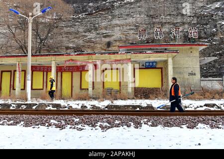 Taiyuan. Januar 2020. Der Eisenbahnarbeiter Li Sanbao (R) und sein Arbeitskollege patrouillieren am Liulinhe Bahnhof von Taiyuan, Abschnitt der Taiyuan-Xingxian Railway in der nordchinesischen Provinz Shanxi, 21. Januar 2020. In einer abgelegenen Bergregion sind Li und seine Arbeitskollegen für die Patrouillenkontrolle auf einem 8 km langen Eisenbahnabschnitt der Taiyuan-Xingxian Railway verantwortlich. Credit: Cao Yang/Xinhua/Alamy Live News Stockfoto