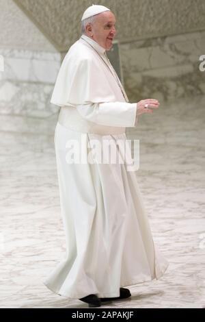 Papst Franziskus trifft für die wöchentliche Generalaudienz in der Pauls VI.-Halle in der Vatikanstadt ein. Stockfoto