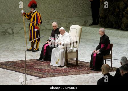 Papst Franziskus besucht die wöchentliche Generalaudienz in der Paul VI.-Halle in Vatikanstadt. Stockfoto