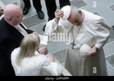 Papst Franziskus trifft für die wöchentliche Generalaudienz in der Pauls VI.-Halle in der Vatikanstadt ein. Stockfoto