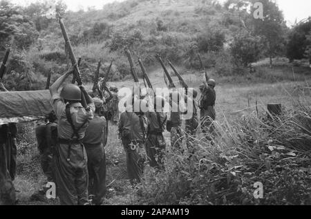 Der marsch von Tapanoelis, Tarutueng, Sibolga, Padang, Sidempoean Beschreibung: Die sld wurde in den Morgenstunden getötet. Klasse Ranoe wurde am Nachmittag mit militärischen Ehren auf einem Friedhof in Padangsidempoean zum Grab getragen. Die Erdordnung findet nach muslimischem Ritus statt. Unter einem Tuch, um zu verhindern, dass böse Geister auf dieser letzten Reise dem Körper folgen, wird der in Leinwände eingehüllte Körper dem Mutterleib der Erde anvertraut. Eine Ehrenwache löst einen Salvenschuss. Datum: Dezember 1948 Ort: Indonesien, Niederländische Ostindien, Sumatra Stockfoto