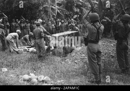 Der marsch von Tapanoelis, Tarutueng, Sibolga, Padang, Sidempoean Beschreibung: Die sld wurde in den Morgenstunden getötet. Klasse Ranoe wurde am Nachmittag mit militärischen Ehren auf einem Friedhof in Padangsidempoean zum Grab getragen. Die Erdordnung findet nach muslimischem Ritus statt. Unter einem Tuch, um zu verhindern, dass böse Geister auf dieser letzten Reise dem Körper folgen, wird der in Leinwände eingehüllte Körper dem Mutterleib der Erde anvertraut. Eine Ehrenwache löst einen Salvenschuss. Datum: Dezember 1948 Ort: Indonesien, Niederländische Ostindien, Sumatra Stockfoto