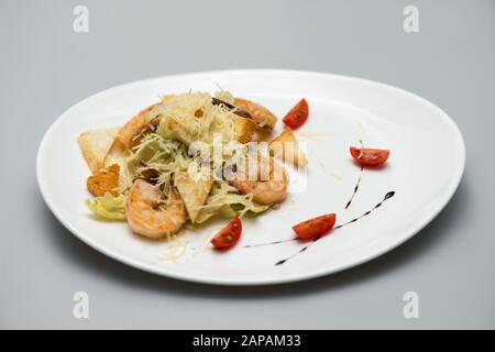 Köstlicher Garnelensalat mit Gemüse Stockfoto
