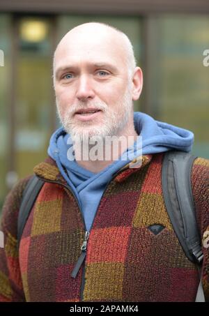 Der Baumchirurg Benjamin Atkinson, 43, kommt am Westminster Magistrates' Court in London an, nachdem er Big Ben während Des Extinction Rebellion 'Autumn Uprising' im Oktober letzten Jahres als Boris Johnson verkleidet bestiegen hatte. Stockfoto