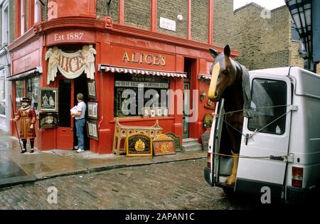 Alice's Antiquitätengeschäft in der Portobello Road, London UK, auch im Film Paddington als Gruber's Antiquitätengeschäft Stockfoto