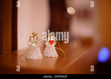 Zwei transparente Statuen von kleinen Engeln auf dem Mantelstück Stockfoto