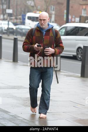 Der Baumchirurg Benjamin Atkinson, 43, kommt barfuß am Westminster Magistrates' Court in London an, nachdem er Big Ben während Des Extinction Rebellion 'Autumn Uprising' im Oktober letzten Jahres als Boris Johnson verkleidet hatte. Stockfoto
