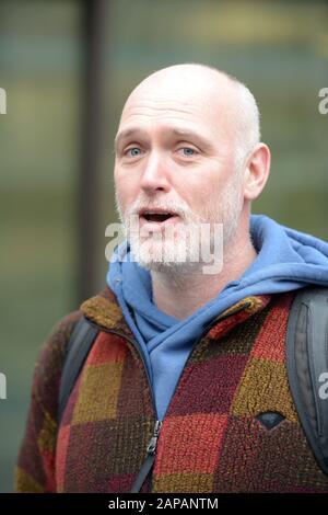 Der Baumchirurg Benjamin Atkinson, 43, kommt am Westminster Magistrates' Court in London an, nachdem er Big Ben während Des Extinction Rebellion 'Autumn Uprising' im Oktober letzten Jahres als Boris Johnson verkleidet bestiegen hatte. Stockfoto
