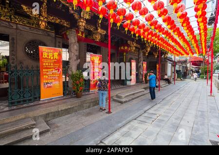 Thian Hock Keng Tempel Eingang mit roten Laternen geschmückt immer bereit für die chinesische Neujahrsfeier. Singapur. Stockfoto