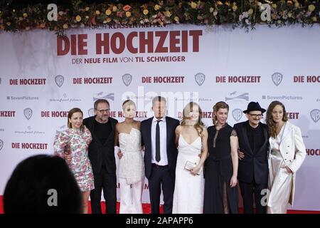 Berlin, Deutschland. Januar 2020. Berlin:Das Foto zeigt die Schauspieler Katharina Schüttler, Samuel Finzi, Lilli Schweiger, Til Schweiger, Stefanie Stappenbeck, Brigitte Zeh, Milan Peschel und Jeanette Hain auf dem roten Teppich vor dem Zoopalast. (Foto von Simone Kuhlmey/Pacific Press) Credit: Pacific Press Agency/Alamy Live News Stockfoto