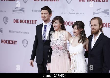 Berlin, Deutschland. Januar 2020. Berlin:Das Foto zeigt die Schauspieler Katharina Schüttler, Samuel Finzi, Lilli Schweiger, Til Schweiger, Stefanie Stappenbeck, Brigitte Zeh, Milan Peschel und Jeanette Hain auf dem roten Teppich vor dem Zoopalast. (Foto von Simone Kuhlmey/Pacific Press) Credit: Pacific Press Agency/Alamy Live News Stockfoto