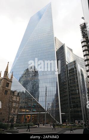 Das Gherkin-Gebäude spiegelt sich im Scarpel-Wolkenkratzer in London, England wider Stockfoto