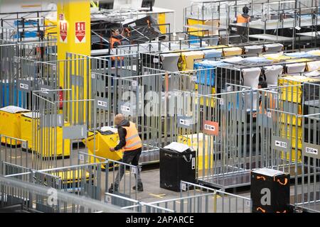 22. Januar 2020, Sachsen, Lampertswalde: Mitarbeiter von Amazon laden Pakete in verschiedene Karren in einem Vertriebszentrum. In der Halle werden Pakete der europäischen Logistikzentren des Online-Versandhauses ausgeladen, sortiert und an Kunden in der sächsischen Landeshauptstadt geliefert. Foto: Sebastian Kahnert / dpa-Zentralbild / dpa Stockfoto