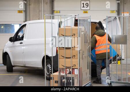 22. Januar 2020, Sachsen, Lampertswalde: In einem Vertriebszentrum transportiert ein Amazon Sortierer Pakete in einen Lieferwagen. In der Halle werden Pakete der europäischen Logistikzentren des Online-Versandhauses ausgeladen, sortiert und an Kunden in der sächsischen Landeshauptstadt geliefert. Foto: Sebastian Kahnert / dpa-Zentralbild / dpa Stockfoto