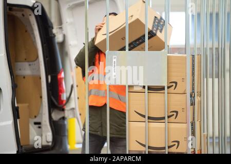 22. Januar 2020, Sachsen, Lampertswalde: In einem Vertriebszentrum transportiert ein Amazon Sortierer Pakete in einen Lieferwagen. In der Halle werden Pakete der europäischen Logistikzentren des Online-Versandhauses ausgeladen, sortiert und an Kunden in der sächsischen Landeshauptstadt geliefert. Foto: Sebastian Kahnert / dpa-Zentralbild / dpa Stockfoto