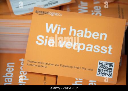 22. Januar 2020, Sachsen, Lampertswalde: Paketaufkleber von Amazon mit der Aufschrift "Wir haben sie verpasst" befinden sich in einer Schachtel in einem Verteilzentrum. In der Halle werden Pakete der europäischen Logistikzentren des Online-Versandhauses ausgeladen, sortiert und an Kunden in der sächsischen Landeshauptstadt geliefert. Foto: Sebastian Kahnert / dpa-Zentralbild / dpa Stockfoto