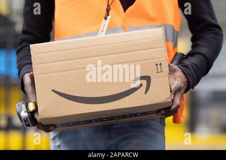 22. Januar 2020, Sachsen, Lampertswalde: Ein Amazon Sortierer bringt ein Paket zu einem Vertriebszentrum. In der Halle werden Pakete der europäischen Logistikzentren des Online-Versandhauses ausgeladen, sortiert und an Kunden in der sächsischen Landeshauptstadt geliefert. Foto: Sebastian Kahnert / dpa-Zentralbild / dpa Stockfoto