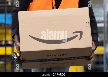 22. Januar 2020, Sachsen, Lampertswalde: Ein Amazon Sortierer bringt ein Paket zu einem Vertriebszentrum. In der Halle werden Pakete der europäischen Logistikzentren des Online-Versandhauses ausgeladen, sortiert und an Kunden in der sächsischen Landeshauptstadt geliefert. Foto: Sebastian Kahnert / dpa-Zentralbild / dpa Stockfoto