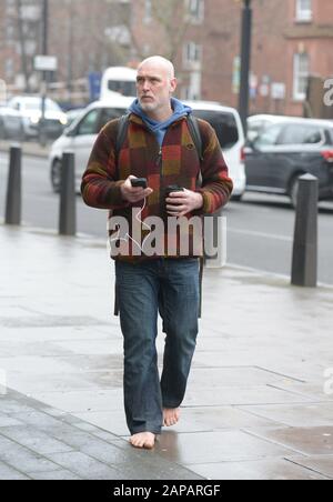 Der Baumchirurg Benjamin Atkinson, 43, kommt barfuß am Westminster Magistrates' Court in London an, nachdem er Big Ben während Des Extinction Rebellion 'Autumn Uprising' im Oktober letzten Jahres als Boris Johnson verkleidet hatte. PA Foto. Bilddatum: Mittwoch, 22. Januar 2020. Siehe PA Story COURTS BigBen. Der Lichtbildkredit sollte lauten: Nick Ansell/PA Wire Stockfoto