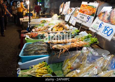 Straßennahrung, Fischstall auf dem Markt am Sonntagabend Chiang Mai Thailand Stockfoto