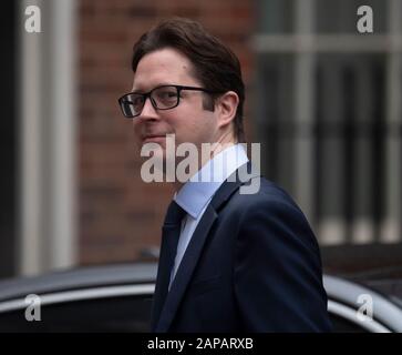 10 Downing Street, London, Großbritannien. Januar 2020. Alex Burghart MP, PPS zu Boris Johnson verlässt die Downing Street und begleitet den Premierminister zu wöchentlichen Premierministerfragen im Parlament. Kredit: Malcolm Park/Alamy Live News. Stockfoto