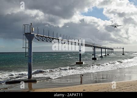 Propellerflugzeug, das am Flughafen Arrecife auf Lanzarote landet. Annäherung über den Landungsführerbereich, der sich am Strand befindet. Stockfoto