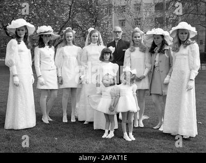 Der Herzog von Bedford, der sich für die Berkeley Debutante Dress Show in Berkeley, Piccadilly, London, in Unterstützung der National Society for the Prevention of Cruelty to Children einstellt, beneht die Rolle des Bräutigams für die "Bride" der Hon Kerena Mond (vierte Linke), Die 17-jährige Tochter von Lord Melchett, für ein Bild der Hochzeitsgruppe im Green Park. Weitere Deb-Models in der Gruppe (L-R) sind Kathryn Wadley, Jane Gordon, Miranda Belville, das "Glückliche Paar" und Jayne Harries, Anne Temple und Corinthia West. Die jungen Brautleute sind Pandora Mond, 10, die vor ihr stehen Stockfoto