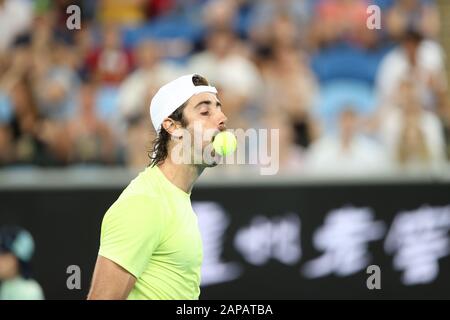 Melbourne, Australien. Januar 2020. Jordan Thompson of Australia Bites spuckt dann seinen Tennisball während des zweiten Vorrundenspiels bei den ATP Australian Open 2020 in Melbourne Park, Melbourne, Australien am 22. Januar 2020 aus. Foto von Peter Dovgan. Kredit: UK Sports Pics Ltd/Alamy Live News Stockfoto