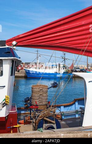 Fischerboot liegt im Hafen Stockfoto