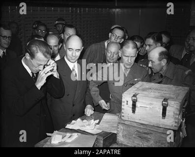Gestohlene Diamanten aus Deutschland zurück Beschreibung: Amerikanische Besatzungsbehörden in Deutschland haben Millionen von Diamanten zurückgebracht, die von den Deutschen aus den Niederlanden gestohlen wurden, die in der Amsterdamer Bank Amsterdam in Anwesenheit von Minister Huysmans und Herrn Jolles, Leiter der Office war Loot, erhalten Datum: 28. August 1947 Ort: Amsterdam, Noord-Holland Schlüsselwörter: Banken, Diamanten, Militär, Minister, Zweiter Weltkrieg persönlicher Name: Huysmans, G.W. Stockfoto