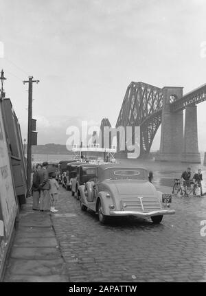 Schottland - Stadtbild Edinburgh Beschreibung: Autos am Ufer des Firth of Forth, mit Rechtsforth Bridge Anmerkung: Forth Bridge, eröffnet im Jahr 1890, ist eine Eisenbahnbrücke, die den Firth of Forth überspannt, das Wasser nördlich von Edinburgh Datum: August 1934 Standort: Edinburgh, Großbritannien, Schottland Schlüsselwörter: Brücken Stockfoto