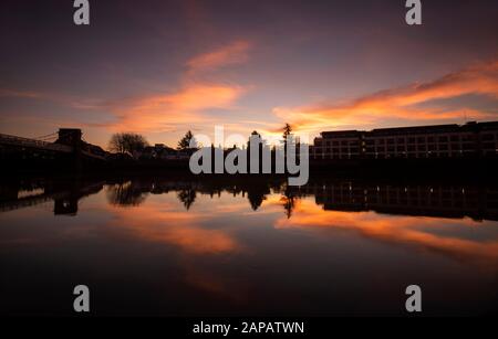 Sonnenaufgang Reflexionen auf dem Fluss Trent am Victoria Embankment, Nottingham England Großbritannien Stockfoto