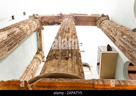 Römische Säulen des Tempels zu Augustus in der Calle Paradis gewidmet. Barcelona, Spanien. Stockfoto