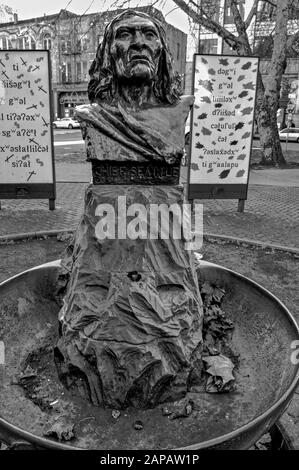 Eine Pleite von Chief Seattle in der Nähe des Pioneer Square in der Innenstadt von Seattle, Washington State, USA Stockfoto