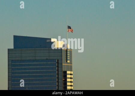 American Flag flog nach dem Tod von John McCain im Halbstab über einen Wolkenkratzer in Seattle, Washington, USA. Stockfoto