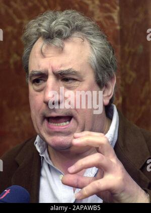 Prag, Tschechien. März 2000. ***DATEIFOTO*** Terry Jones, walisischer Schauspieler, Drehbuchautor, Filmregisseur und einer der Mitglieder der legendären britischen Comedy-Gruppe Monty Python, in Prag, Tschechien, am 31. März 2000. Kredit: Michal Dolezal/CTK Foto/Alamy Live News Stockfoto