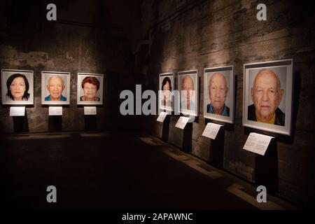 Blick auf die Ausstellung, Eröffnung der FOTOAUSSTELLUNG DER ÜBERLEBENDEN des Fotografen Martin Schoeller, in der Kokerei Zollverein auf dem Gelände des Weltkulturerbes Zollverein in Essen, 01.07.2019. â Nutzung weltweit Stockfoto