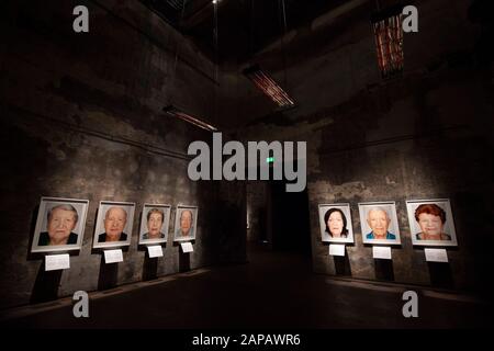 Blick auf die Ausstellung, Eröffnung der FOTOAUSSTELLUNG DER ÜBERLEBENDEN des Fotografen Martin Schoeller, in der Kokerei Zollverein auf dem Gelände des Weltkulturerbes Zollverein in Essen, 01.07.2019. Weltweite Verwendung Stockfoto