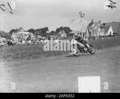 TT Assen 1953 Beschreibung: 350 cc Klasse. Sieger Enrico Lorenzetti (It.) am Moto Guzzi Datum: 28. Juni 1953 Ort: Axis Keywords: Gewinner, Motorsport-Person Name: Lorenzetti, Enrico Institution Name: TT Stockfoto