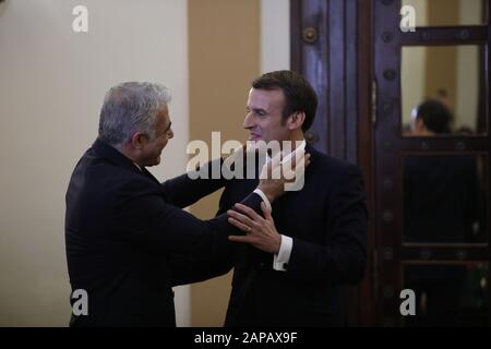 Jerusalem, Israel. Januar 2020. Der französische Präsident Emmanuel Macron trifft sich am Mittwoch, den 22. Januar 2020 mit dem Blauen und Weißen Parteichef Yair Lapid (L) vor dem Fünften Welt-Holocaust-Forum im King David Hotel in Jerusalem, Israel. Macron ist auf einer Reise nach Israel und ins Westjordanland, um die Spannungen im Iran und den palästinensischen Friedensprozess zu diskutieren. Poolfoto von Abil Sultan/UPI Credit: UPI/Alamy Live News Stockfoto